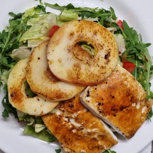 Grillezett camembert almával salátaágyon