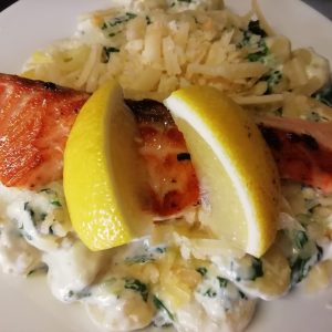 Tejszínes, parajos gnocchi roston sült lazaccal